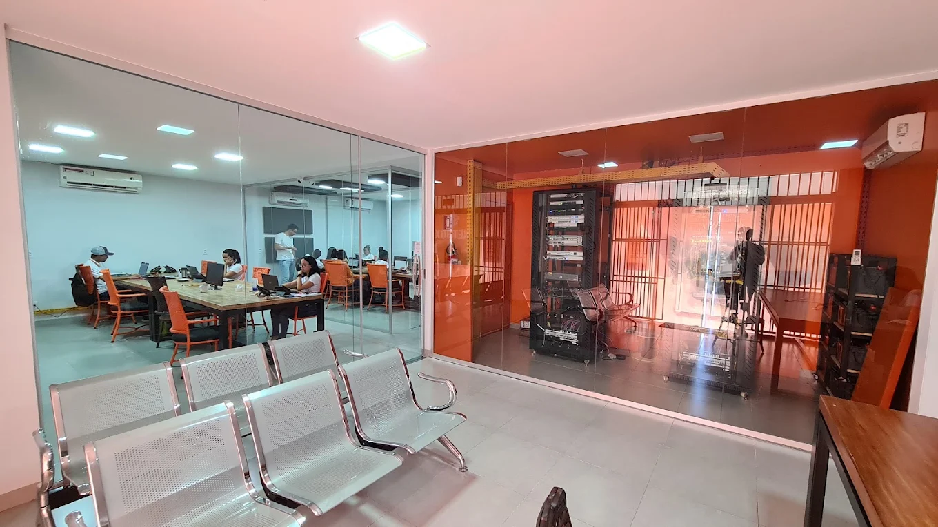 Área interna da central de atendimento Netbox